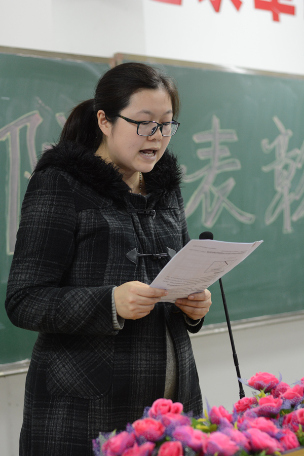 南琳芝老师宣读获奖名单.JPG
