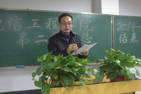 朱赖红老师宣读获奖学生名单.jpg