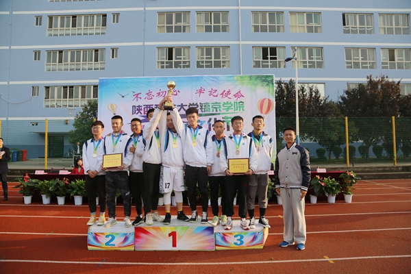体育部主任刘涛老师为男子篮球获奖队颁奖.JPG